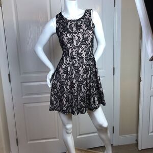 💚 C24- Cute lacey dress with nudetone underlining